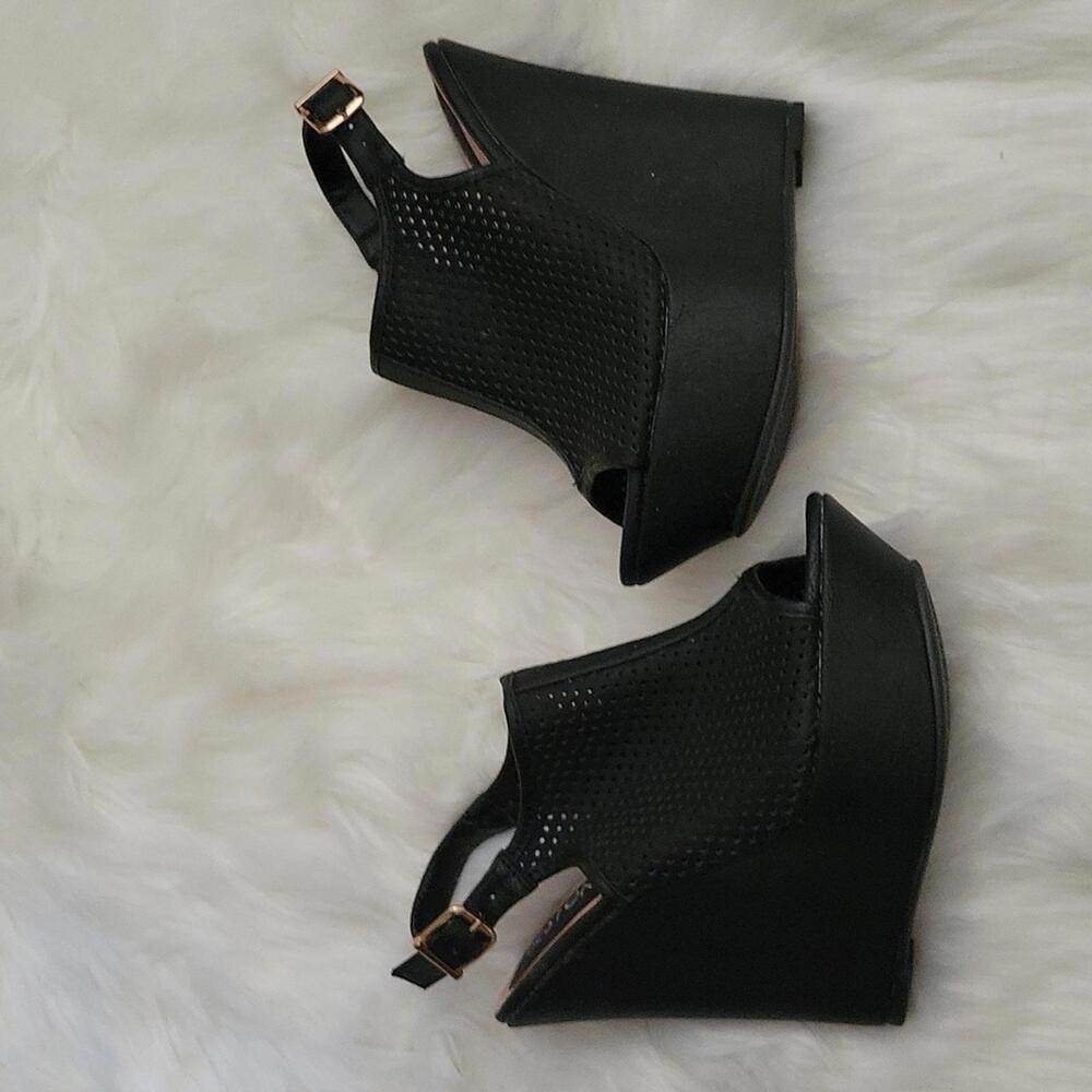 Brand New Beston Black Platform Wedges Size 7